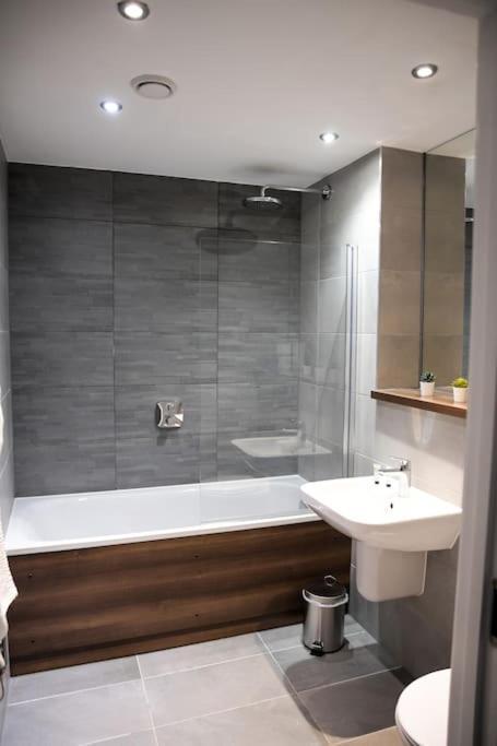 Modern 2 Bedroom Apartment - City Centre - Parking Manchester Exterior photo